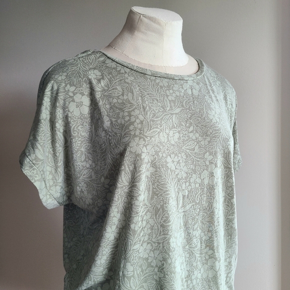✨2/$15-Suzy Shier Sage Green Floral T-Shirt - Picture 2 of 9